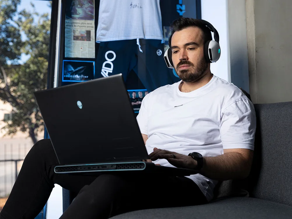 Alienware M18 Powerhouse , Pre-Production for Dell Technologies + Virgin Megastore (02)